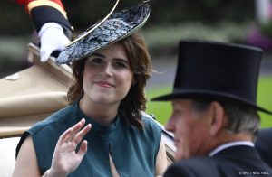 Thumbnail voor Prinses Eugenie viert Wereldmilieudag met foto van baby August in berenpak