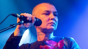Thumbnail voor Zangeres Sinéad O’Connor hangt muziekcarrière (en tepelkwastjes) aan de wilgen