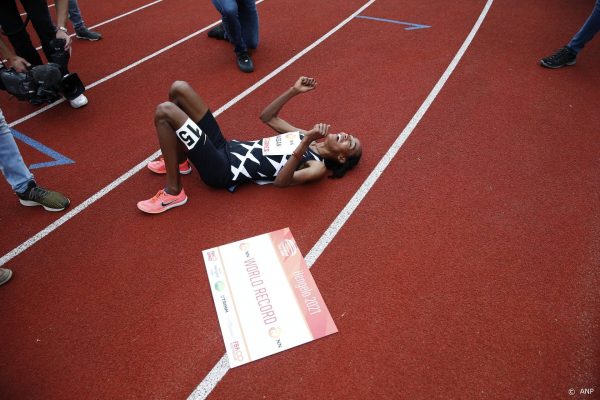 Nederlandse atleet Sifan Hassan verbetert in Hengelo wereldrecord 10.000 meter