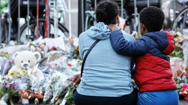 Leiden rouwt om omgekomen Doris (7), ouders komen naar plek van het ongeluk