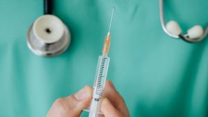 Thumbnail voor Ziekenhuizen onderzoeken effect derde coronaprik bij kwetsbare patiënten