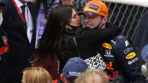 Thumbnail voor Dit zijn de drie vrouwen achter autocoureur Max Verstappen