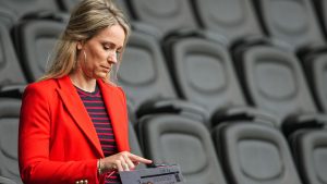 Thumbnail voor Hélène Hendriks wordt geboycot tijdens EK voetbal: 'Op basis waarvan? Kan ik ze niet vragen'