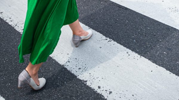 Nachtelijke schilderkunsten_ boze buurtbewoners schilderen zelf zebrapad