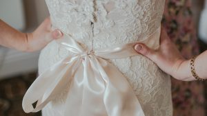 Koerier raakte Stephanie's trouwjurk kwijt: 'Ben maar getrouwd in een jurk uit eigen kast'