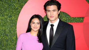 Thumbnail voor 'Riverdale'-acteurs Camila Mendes en Charles Melton zijn een jaar na break up weer bij elkaar