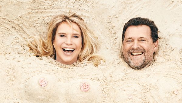 Alles voor de cover: Linda de Mol laat zich ingraven op het strand