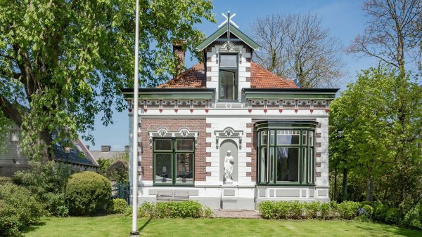 Bully hoog Ironisch Koetshuis met sauna en dompelbad? Sprookjeshuis staat nu te koop - LINDA.nl