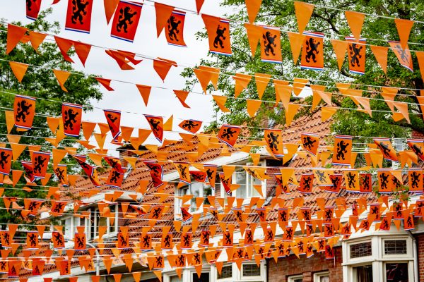 Fans van Oranje in lange wachtrijen voor coronatest