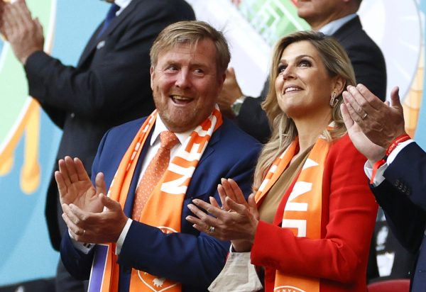 Koning Willem-Alexander en koningin Máxima met juichsjaal bij Oranje op tribune