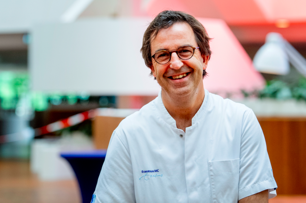 Diederik Gommers wandelt opgewekt over lege ic