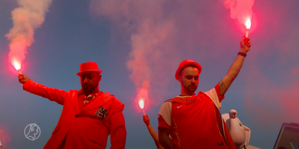 Zoons willen vader nog één keer goed eren door huis én straat oranje te kleuren