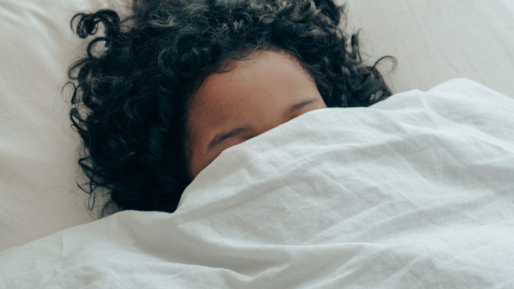 Wil je minder risico lopen op depressieklachten? Ga een uur eerder naar bed