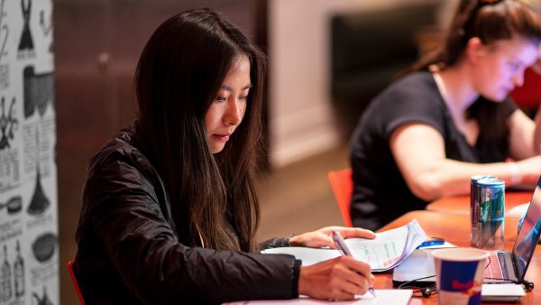 Niet beuken maar blokken: in déze nachtclub kun je nu studeren