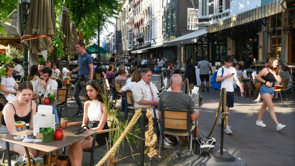 Het kabinet wil eerder versoepelen dan gepland. In eerste instantie zou er vanaf er vanaf 30 juni weer meer mogen. Dat lijkt nu vanaf zaterdag 26 juni al het geval te zijn.