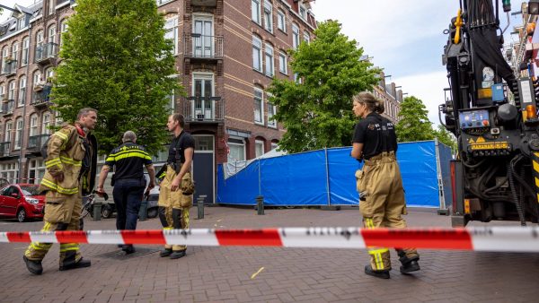 Twee tieners omgekomen na val van dakterras in Amsterdam-West