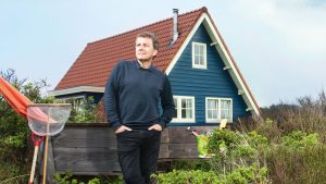 Thumbnail voor Robert ten Brink heeft al 25 jaar een vakantiehuis op Vlieland: 'Weg van alle rimram'