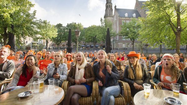 EK-wedstrijden kijken op het terras moet kunnen