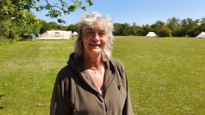 Thumbnail voor Anke is boswachter en campingbeheerder op Vlieland: 'Mensen denken dat ik de hele dag bomen tel'