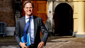 Thumbnail voor Mark Rutte prijst stickerboek met VVD-helden aan en social media gaan lós