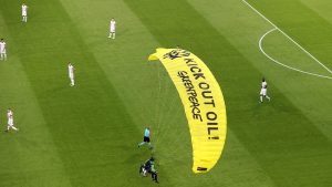 Thumbnail voor Da's schrikken: parachutist landt vlak voor aftrap EK-duel in stadion München