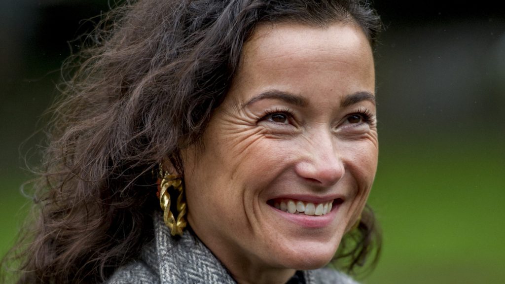 Birgit Schuurman vol met de poes in beeld_ 'Gewoon een onderbroek aan hoor'