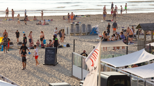 Ruim honderd strandgangers betrokken bij massale vechtpartij in Zandvoort