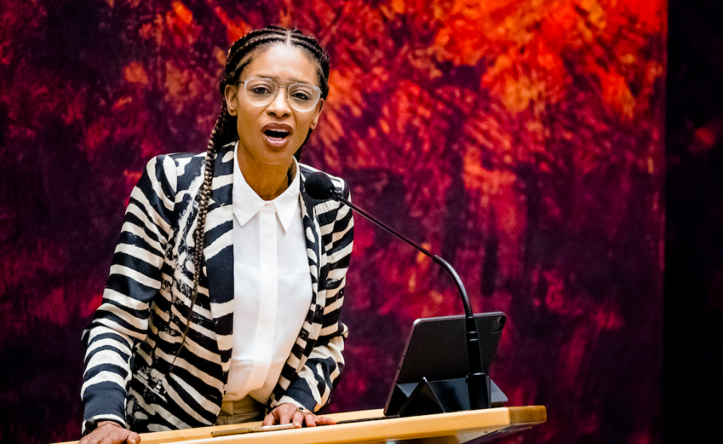 Sylvana Simmons storm weg tijdens debat