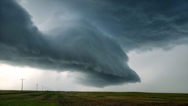 Houd je vast: KNMI meldt (piepkleine) kans op een tornado