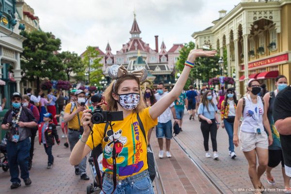 Mickey en Minnie Mouse heten u welkom: Disneyland Parijs weer open