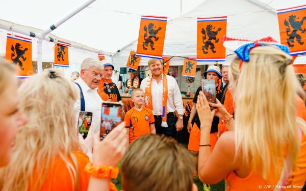 Koning Willem-Alexander brengt bezoek aan 'Mooiste Oranjestraat van Nederland'