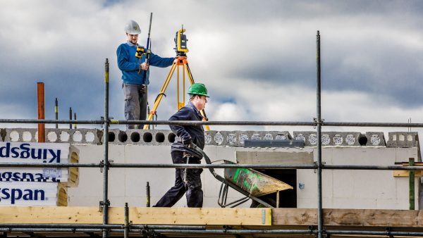 bouwsteiger Antwerpen stort in mensen bedolven