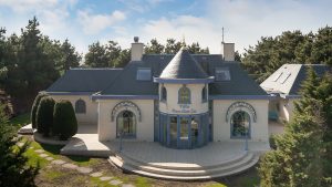 Thumbnail voor Wonen in je eigen 'Dynasty'-kasteel? Kan: deze villa met vijf badkamers staat nu te koop