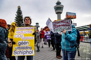 Thumbnail voor Klimaatactivisten dansen in badkleding op Schiphol