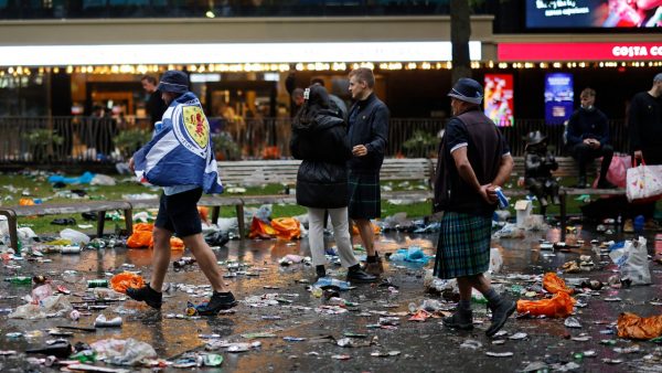 Wil je zien: Schotse voetbalsupporters helpen met opruimen Londen na EK-wedstrijd
