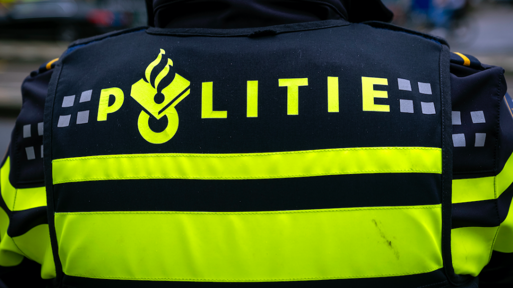 Dronken man uit Delft heeft schijt aan agent en poept na aanhouding op bureau