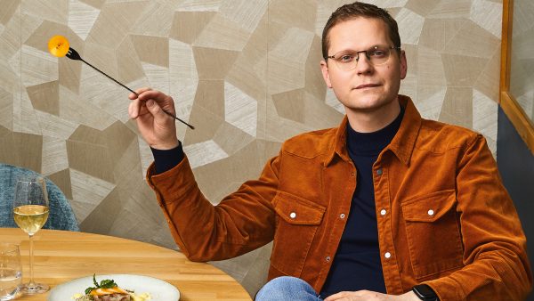 Luuk Ikink is fan van zijn eigen kookkunsten: 'Ottolenghi? Dat kan ik beter'