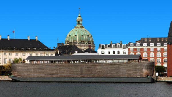 Noach's Ark van Aad Peters mag (nog) niet over zee terug naar Nederland