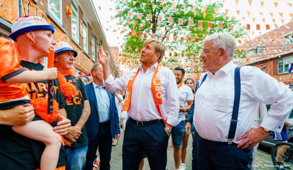 RVD: Koning Willem-Alexander neemt coronaregels in acht op Veteranendag