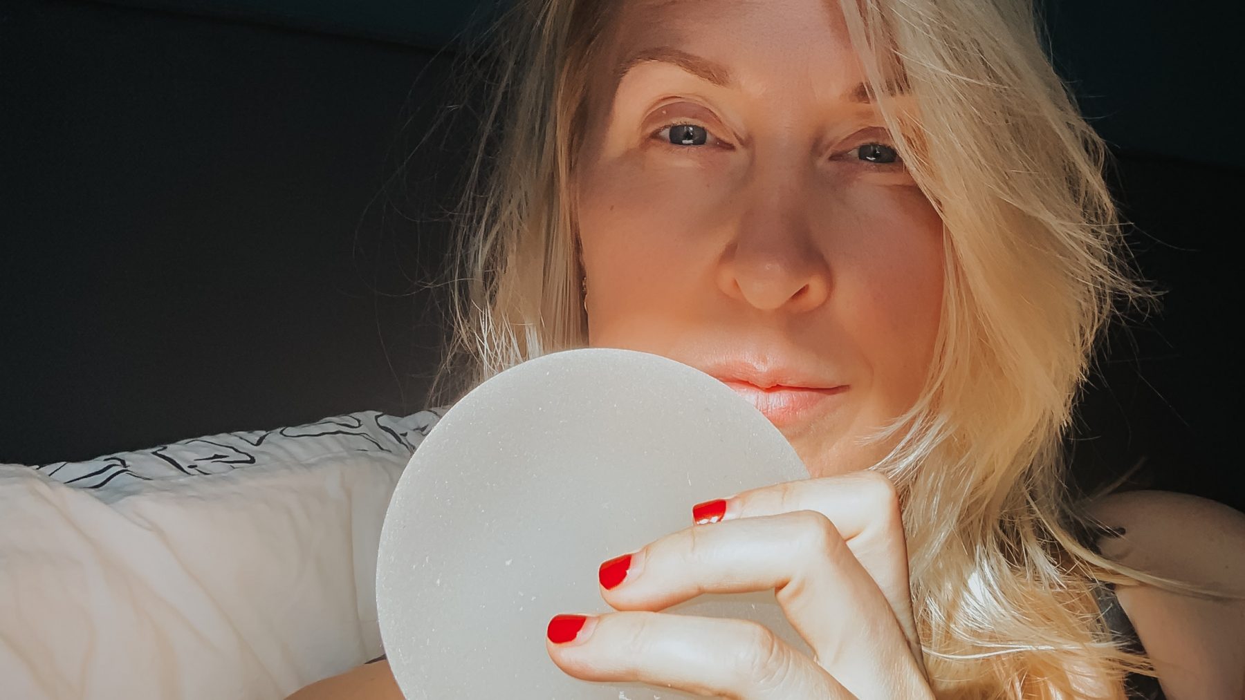 Abish (37) liet haar siliconen implantaten verwijderen: 'Ik was doodziek'