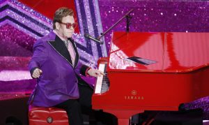 Thumbnail voor Elton John (74) geeft volgend jaar laatste Nederlandse concert in GelreDome