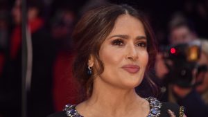 Thumbnail voor Actrice Salma Hayek (54) kampt met rugpijn door 'groeiende borsten'