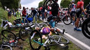 Thumbnail voor Fan met kartonnen bord veroorzaakt enorme valpartij in Tour de France