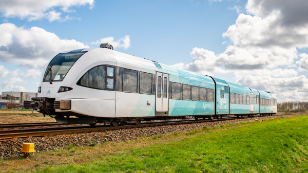 Trein ontspoort bij vertrek van station Groningen