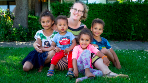 Thumbnail voor Vanessa (39) werd jong weduwe en bleef achter met 4 kinderen: 'Het is overleven'