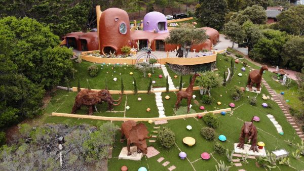Florence Fang krijgt schadevergoeding en mag dino’s en Flintstones-poppen in haar tuin laten