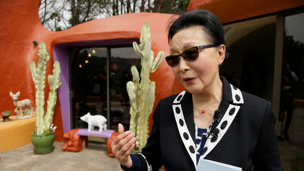 Florence Fang treft schikking en mag levensgrote dino’s en 'Flintstones'-poppen laten staan