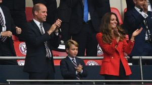 Thumbnail voor Kate Middleton draagt felrode blazer tijdens EK-wedstrijd (en die is nu in de sale)