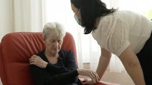 Thumbnail voor Margo's moeder Anneke lijdt aan Lewy Body dementie: 'Mijn moeder is mijn moeder niet meer'