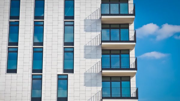 Carel Wich sleept gemeente voor rechter vanwege uitzicht balkon